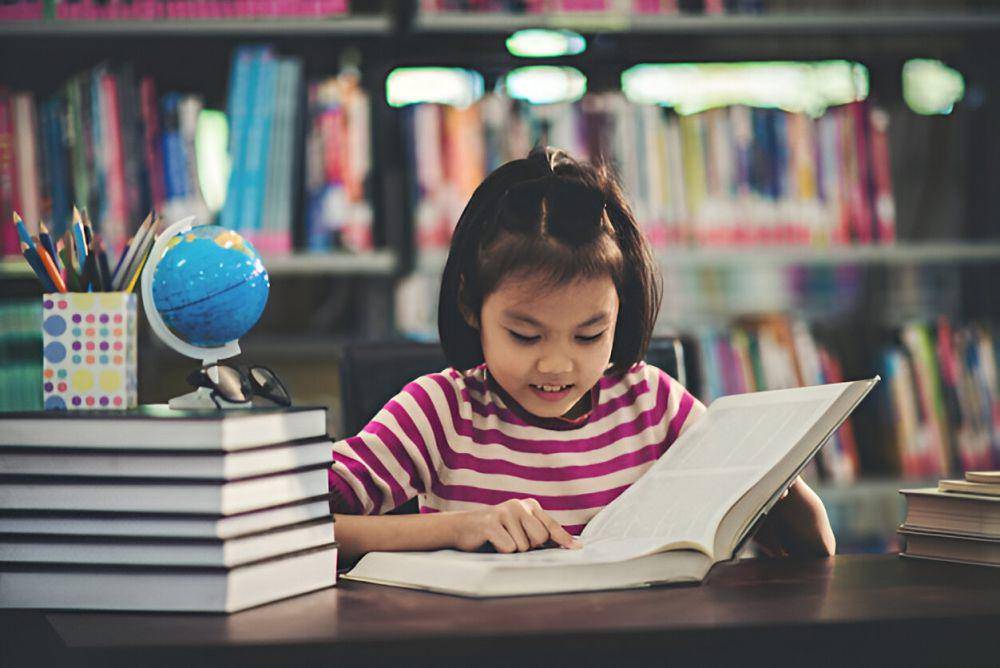 ilustrasi anak sedang belajar (freepik.com/jcomp)