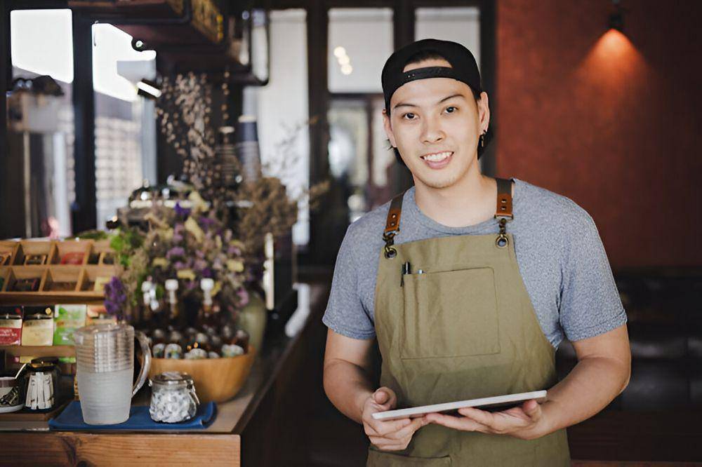 ilustrasi pria yang bekerja di front desk (freepik.com/jcomp)