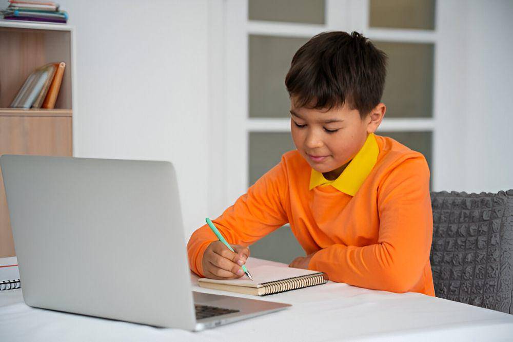 ilustrasi anak sedang belajar (freepik.com/freepik)