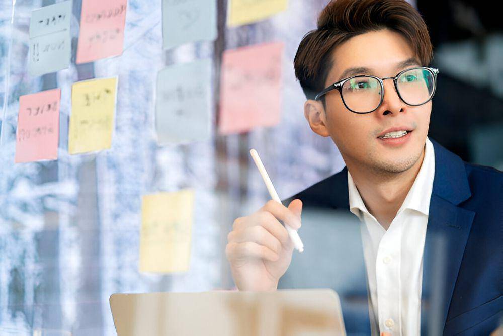 ilustrasi pria yang bekerja di startup (freepik.com/Lifestylememory)