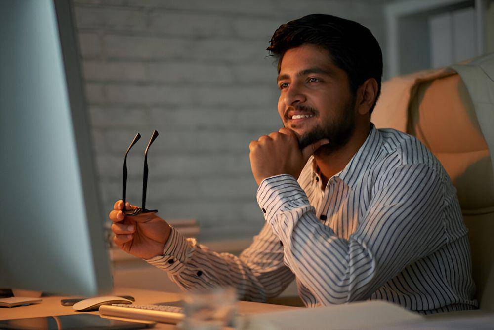 ilustrasi pria yang bekerja di startup (freepik.com/pressfoto)