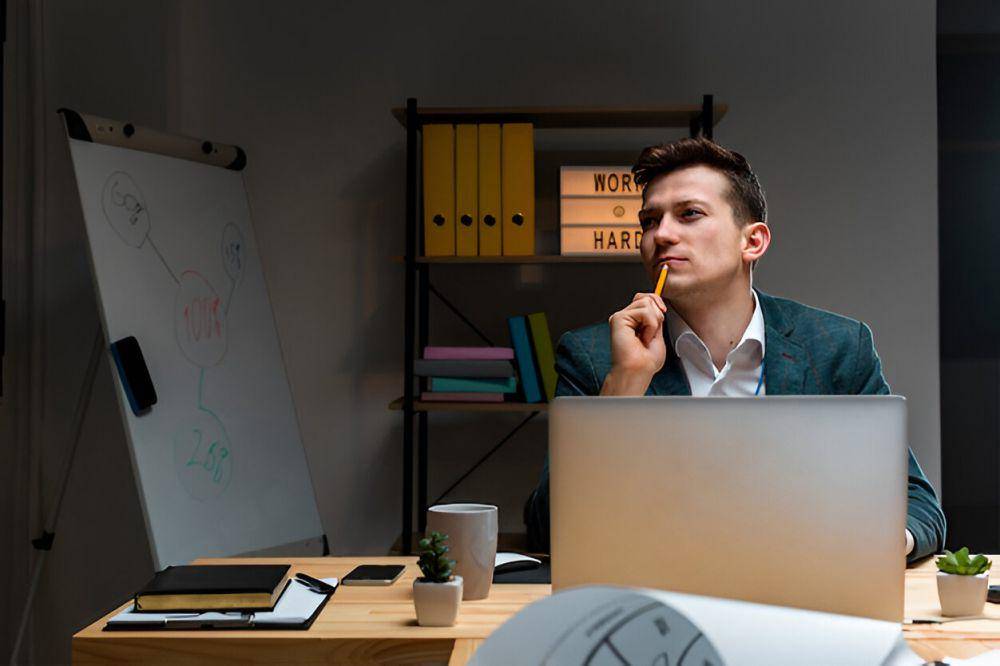ilustrasi pria yang bekerja di startup (freepik.com/freepik)