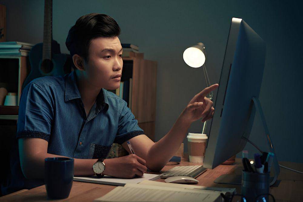 ilustrasi pria yang bekerja di startup (freepik.com/pressfoto)