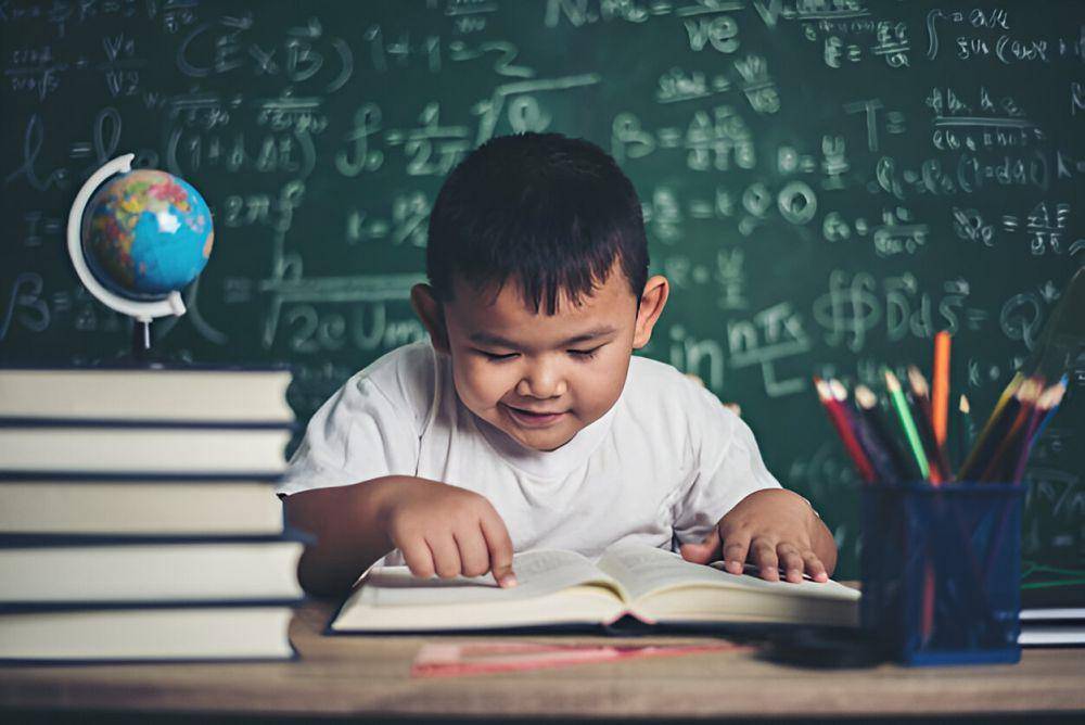 ilustrasi anak sedang belajar (freepik.com/jcomp)