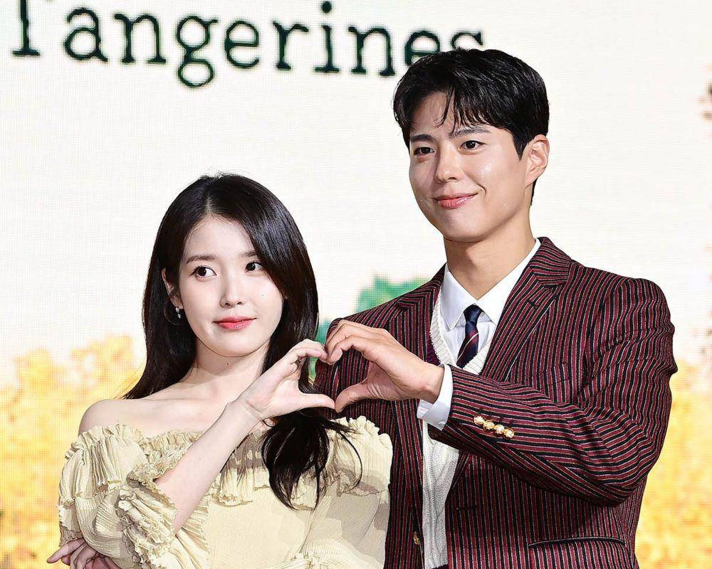 potret IU dan Park Bo Gum di press conference drakor When Life Gives You Tangerines (dok. Xports News)