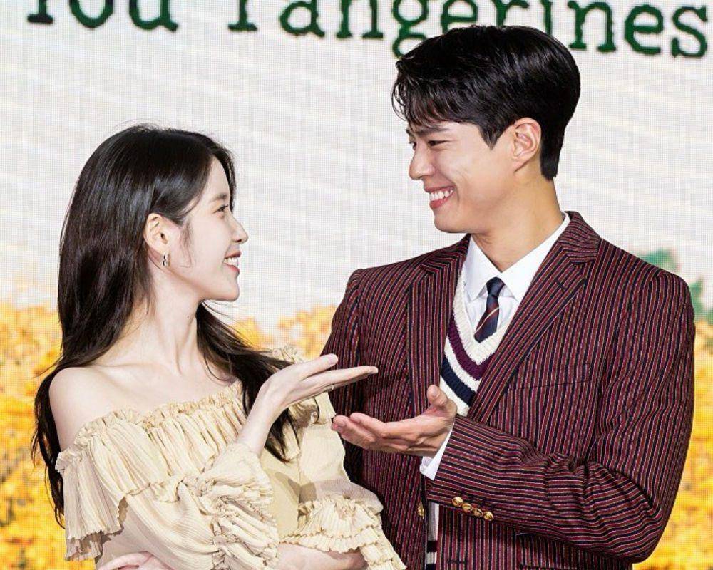potret IU dan Park Bo Gum di press conference drakor When Life Gives You Tangerines (instagram.com/koreadispatch)