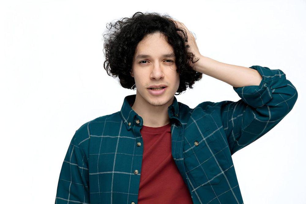 7 Tips Efektif Merawat Rambut Keriting Pria agar Tidak Frizzy