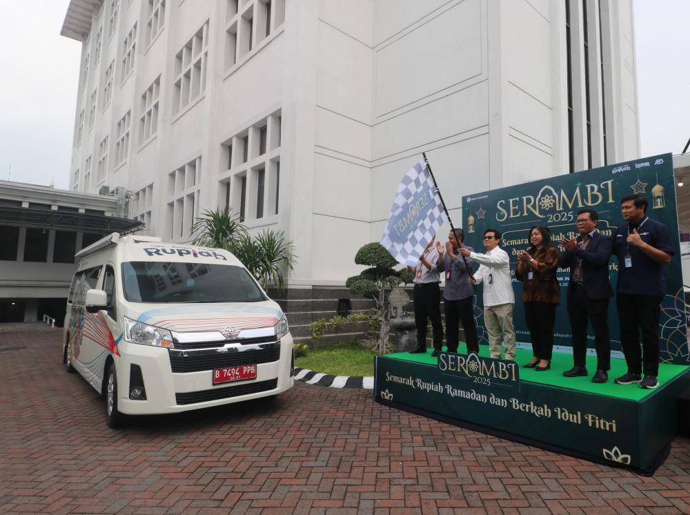 Mobil kas keliling diberangkatkan untuk melayani masyarakat. IDN Times/ istimwa