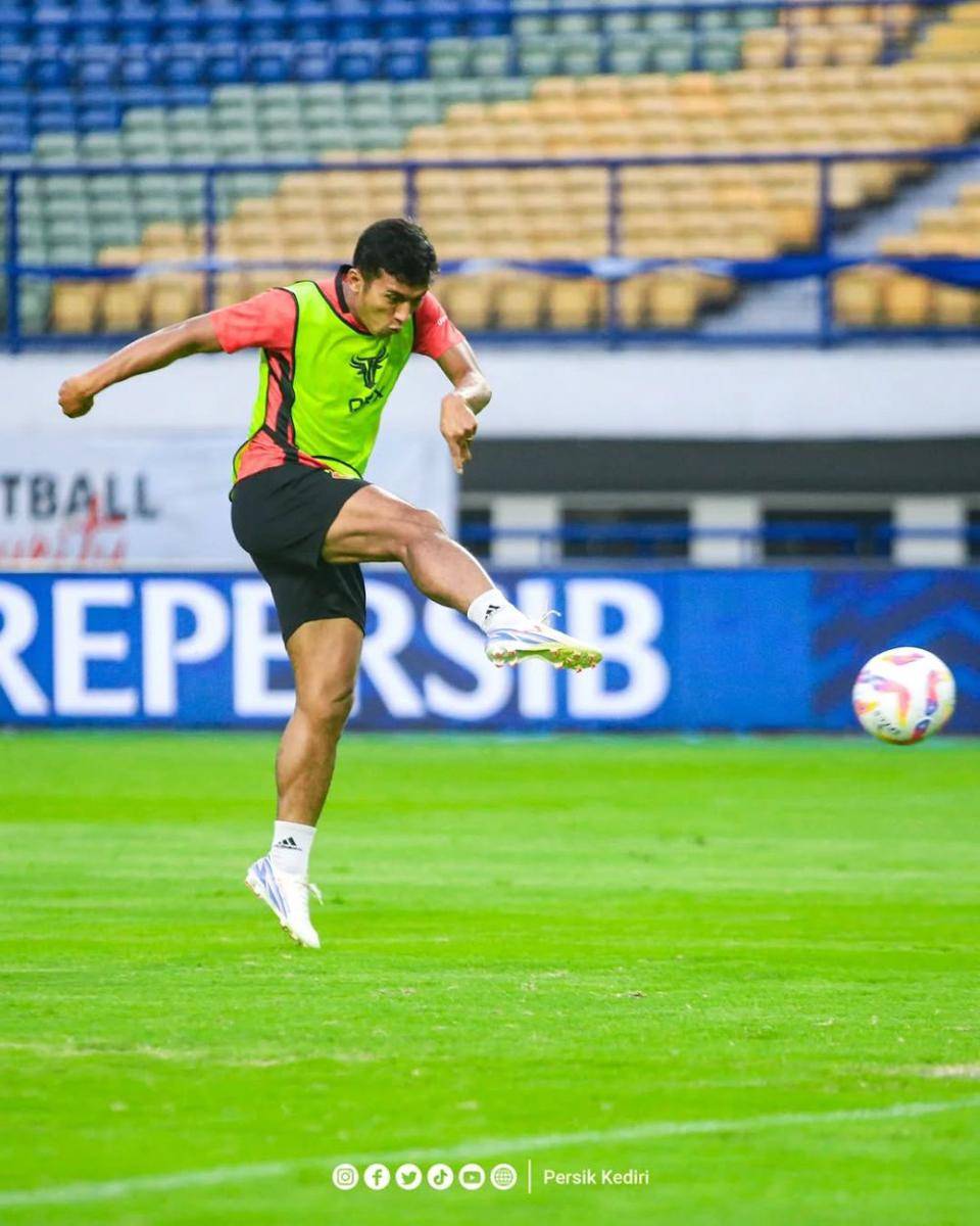 Pemain Persik Kediri saat berlatih. Instagram.com/persikfcofficial