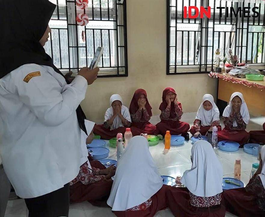 Pembagian MBG di Palembang (IDN Times/Feny Maulia Agustin)