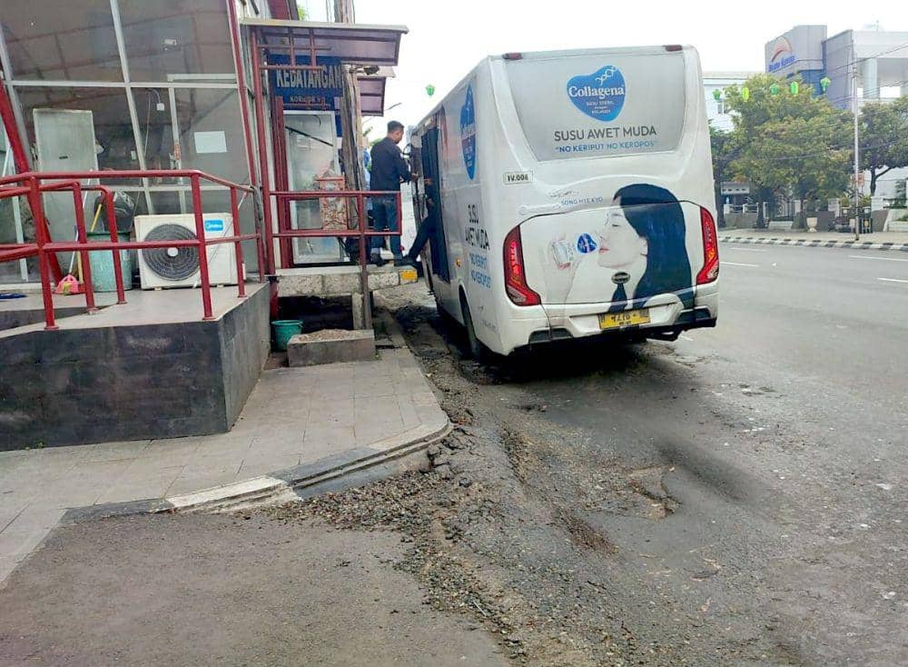 Kondisi jalur BRT Trans Semarang yang bergelombang di halte Jalan Pemuda. (dok. Pemkot Semarang)
