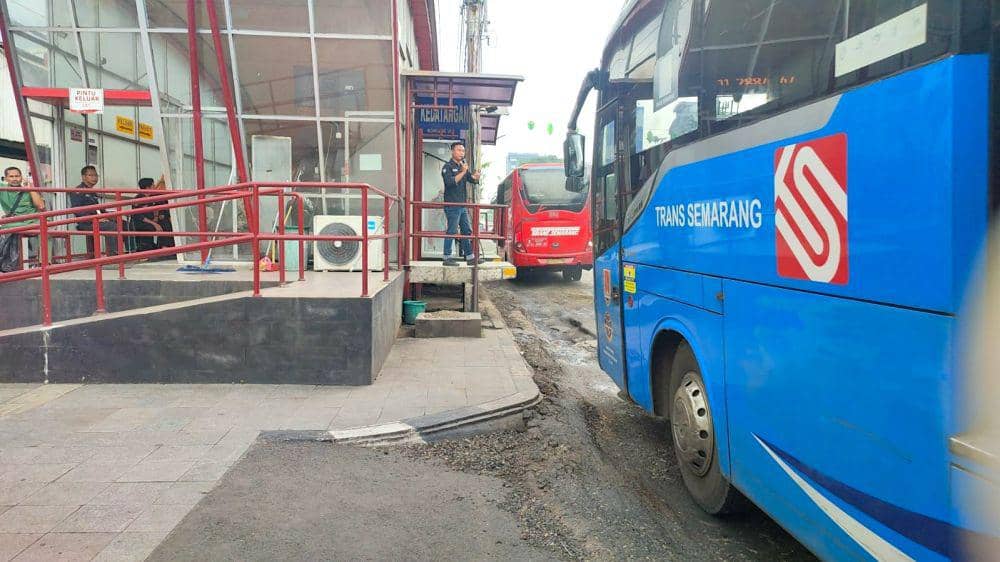 Kondisi jalur BRT Trans Semarang yang bergelombang di halte Jalan Pemuda. (dok. Pemkot Semarang)