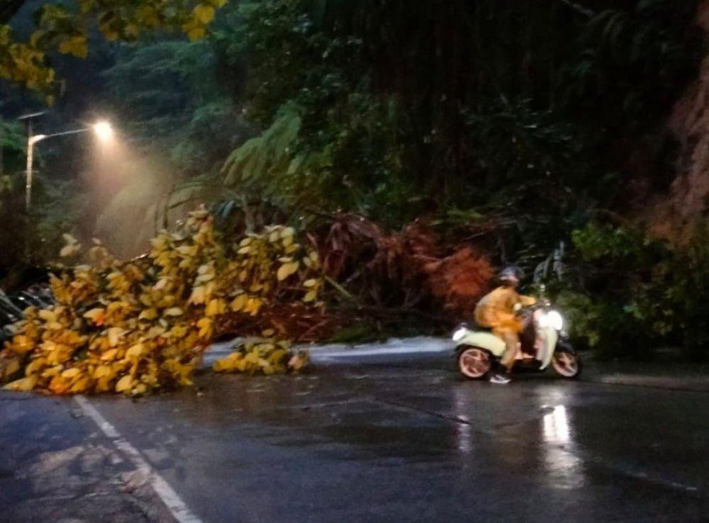 Longsor di Sitinjau Lauik, Jalan Padang-Solok Terputus