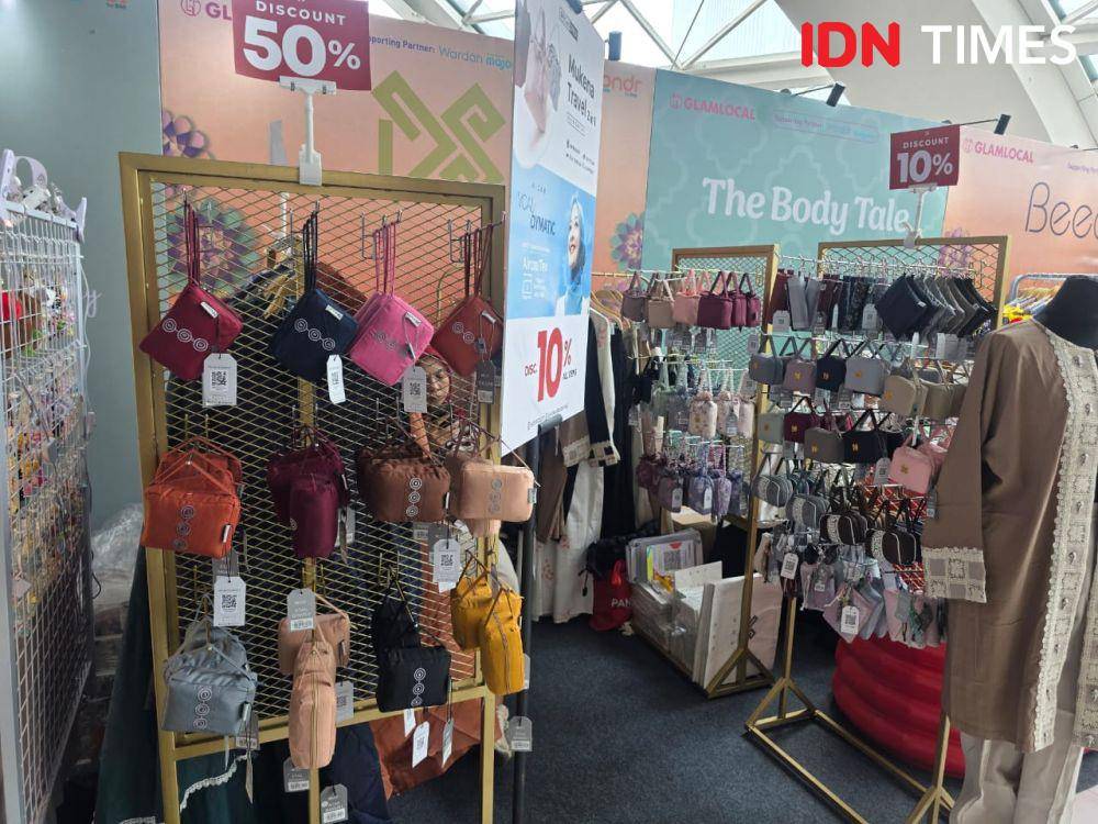 Potret Bazar GlamLocal di PIM 3. 5 Maret 2025. (IDN Times/M. Tarmizi Murdianto)