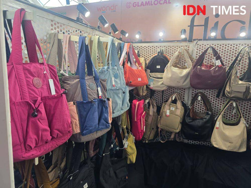 Potret Bazar GlamLocal di PIM 3. 5 Maret 2025. (IDN Times/M. Tarmizi Murdianto)