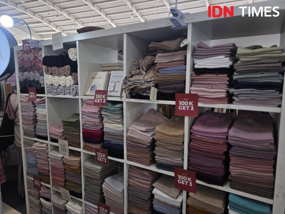 Potret Bazar GlamLocal di PIM 3. 5 Maret 2025. (IDN Times/M. Tarmizi Murdianto)