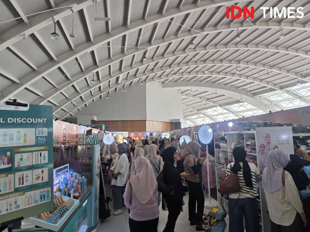 Potret Bazar GlamLocal di PIM 3. 5 Maret 2025. (IDN Times/M. Tarmizi Murdianto)