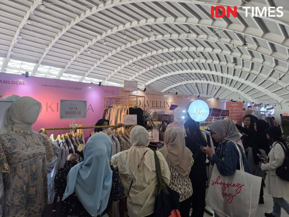 Potret Bazar GlamLocal di PIM 3. 5 Maret 2025. (IDN Times/M. Tarmizi Murdianto)