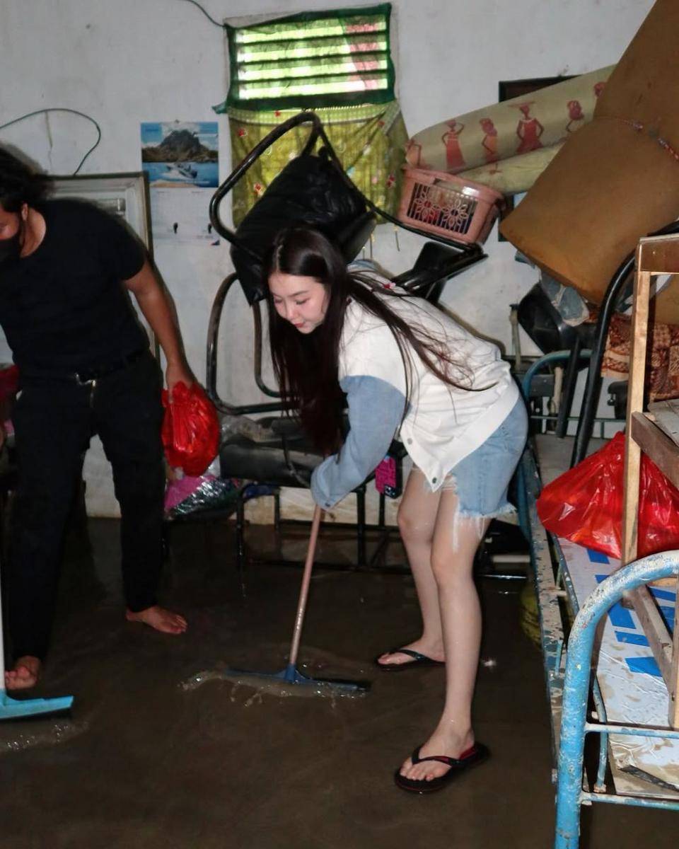 Vilmei bantu korban banjir (instagram.com/vilmei)