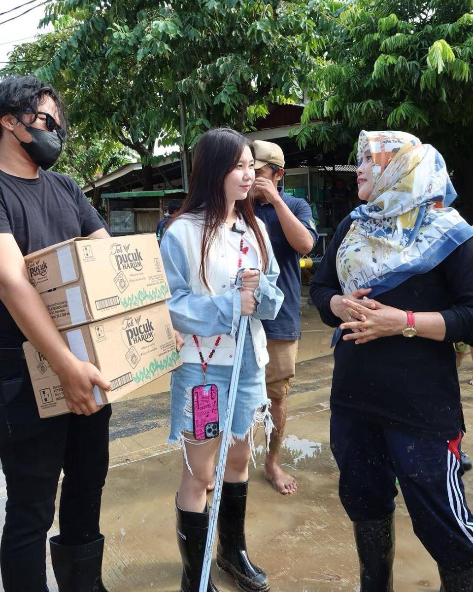 Vilmei bantu korban banjir (instagram.com/vilmei)