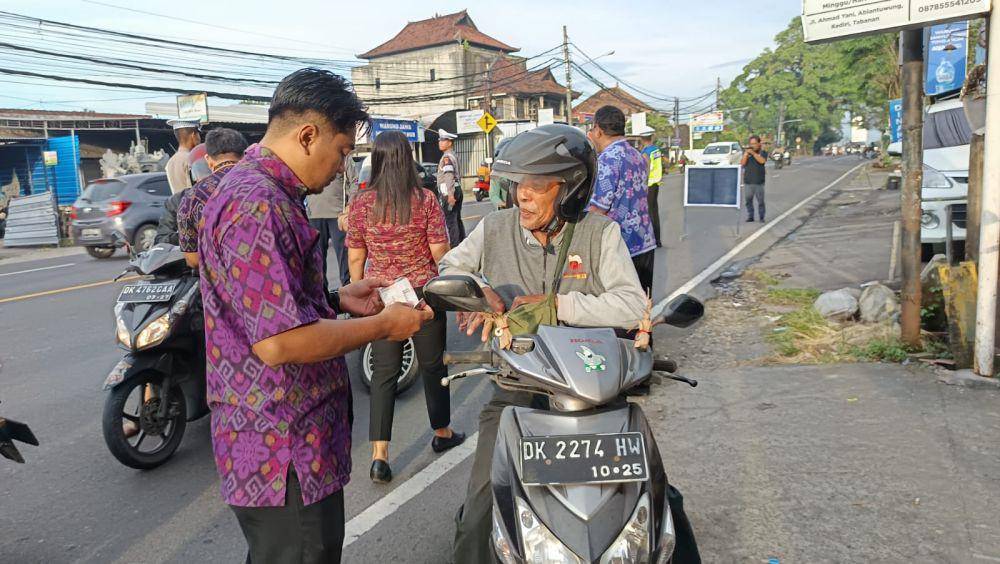 Operasi gabungan UPTD Pelayanan Pajak dan Retribusi Daerah (PPRD) Provinsi Bali digelar di Kabupaten Tabanan pada Kamis (6/3/2025) (Dok.IDNTimes/Istimewa)