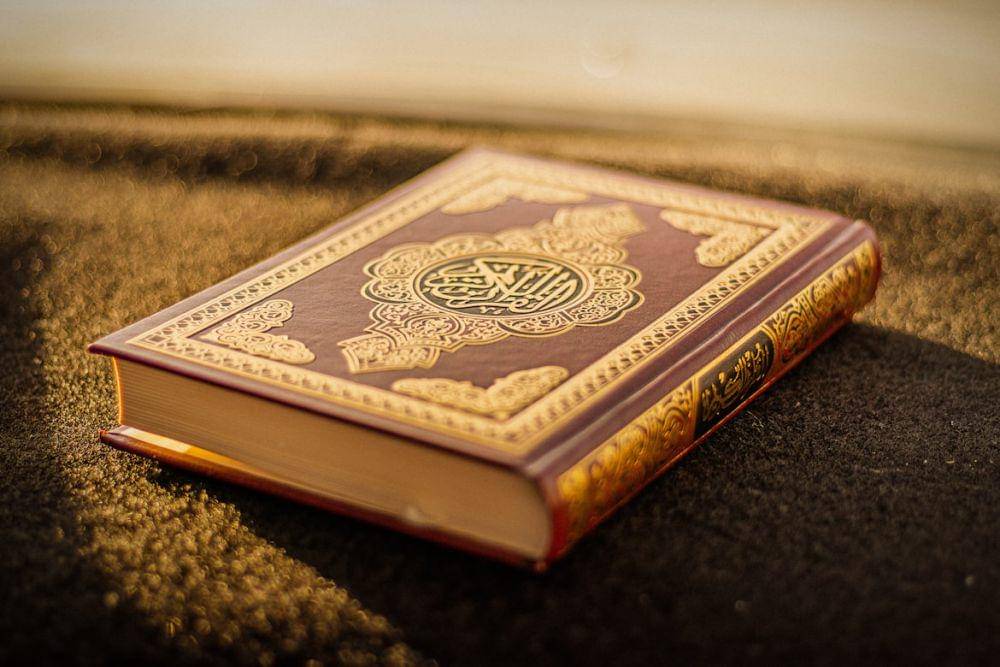 ilustrasi Al-Qur'an (unsplash.com/Malik Shibly)