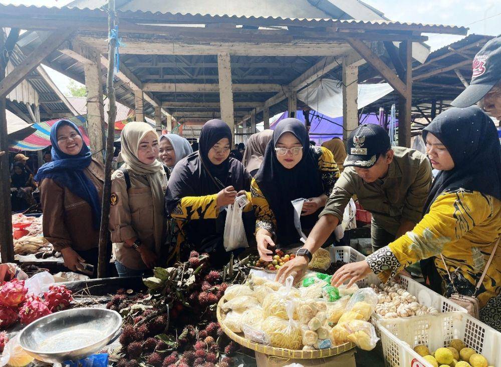 Razia gabungan di Pasar Desa Peninggalan Kecamatan Tungkal Jaya. (Dok. Kecamatan Tungkal Jaya)