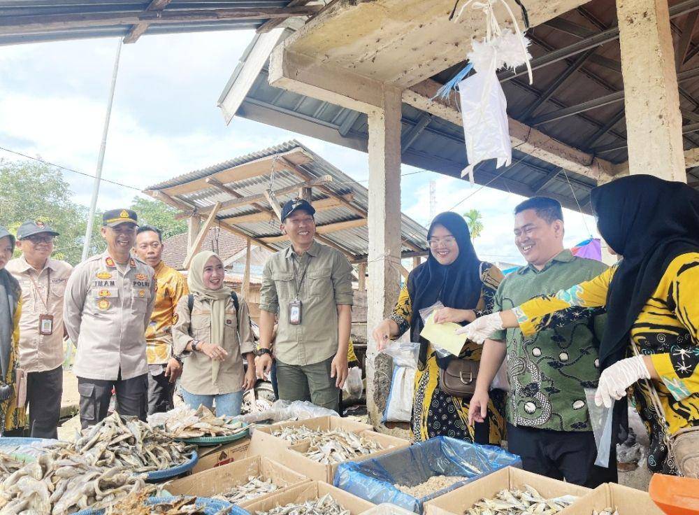 Razia gabungan di Pasar Desa Peninggalan Kecamatan Tungkal Jaya. (Dok. Kecamatan Tungkal Jaya)