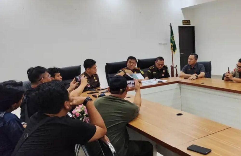 Kejari Muba saat merilis tersangka dugaan korupsi pengadaan tanah tol Betung.(Dok. Fejari for IDN Times)