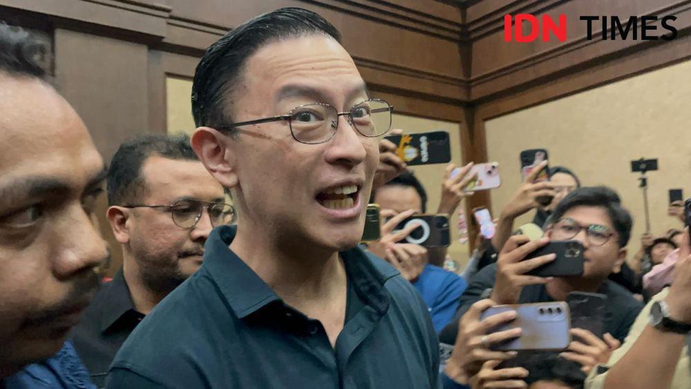 Tom Lembong Tiba di Pengadilan, Langsung Temui Anies dan Istri