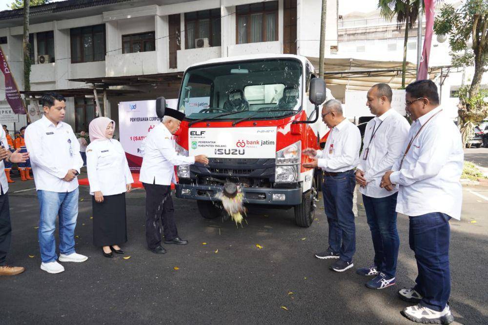 Sanusi saat menerima 1 unit Arm Roll Truck dari Bank Jatim Kepanjen. (Dok. Humas Pemkab Malang)
