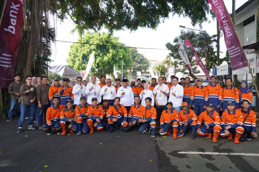 Sanusi berfoto bersama anggota DLH Kabupaten Malang. (Dok. Humas Pemkab Malang)