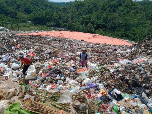Gunungan sampah di TPA (IDN Times/Rizal Adhi Pratama)