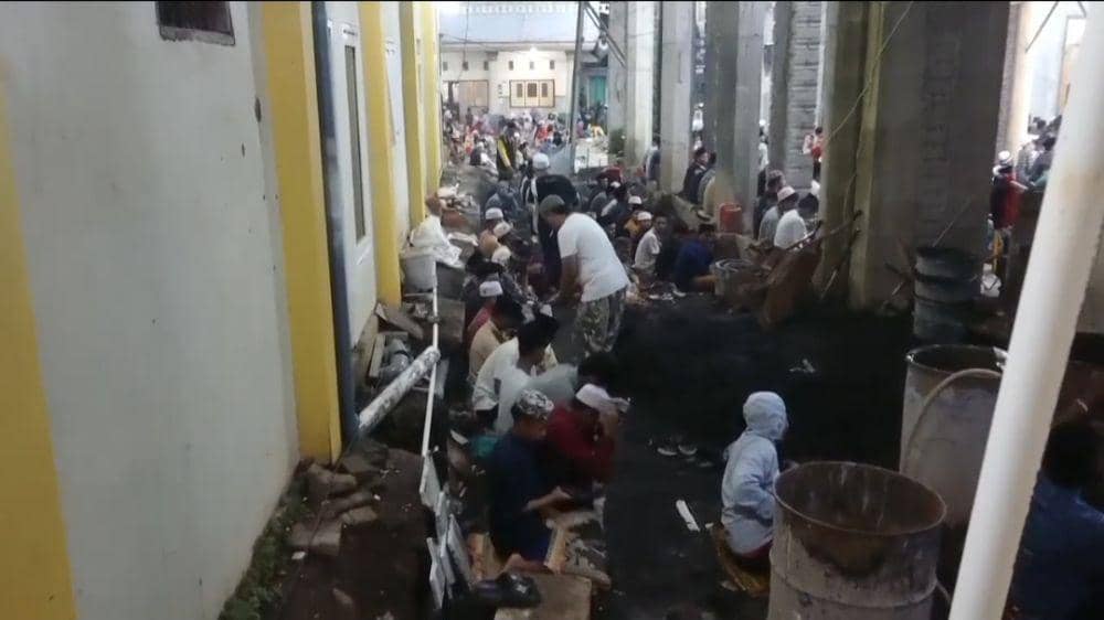 Kepadatan jamaah Salat Tarawih di Masjid Jami Al-Ilyas Kabupaten Malang. (IDN Times/Rizal Adhi Pratama)