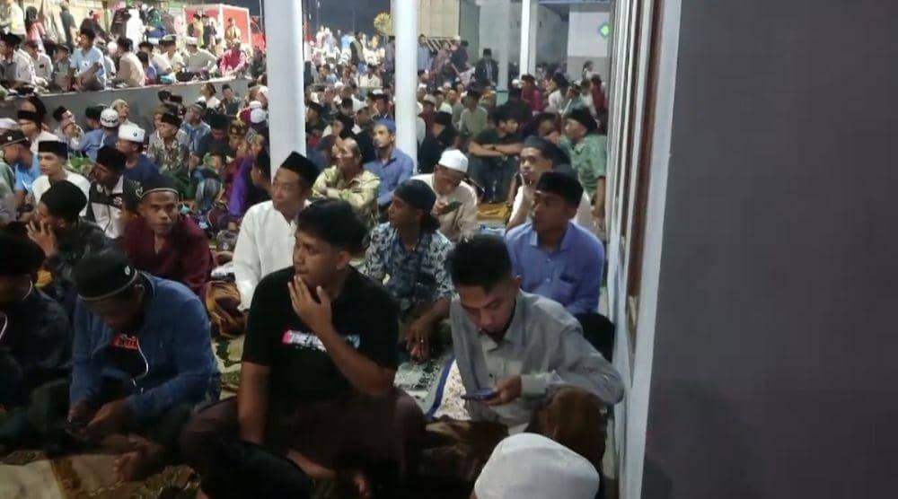 Ribuan Warga Padati Salat Tarawih Berhadiah Uang di Malang