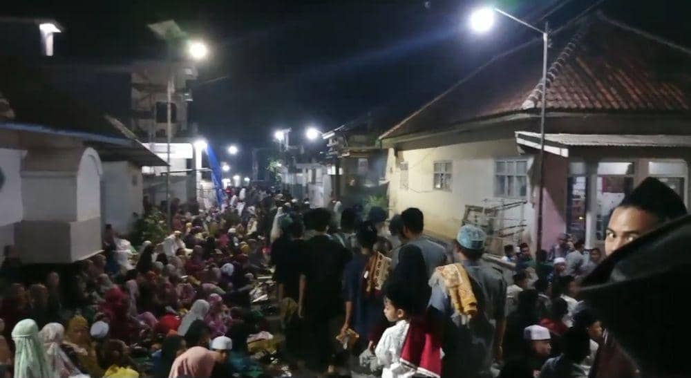 Kepadatan jamaah Salat Tarawih di Masjid Jami Al-Ilyas Kabupaten Malang. (IDN Times/Rizal Adhi Pratama)
