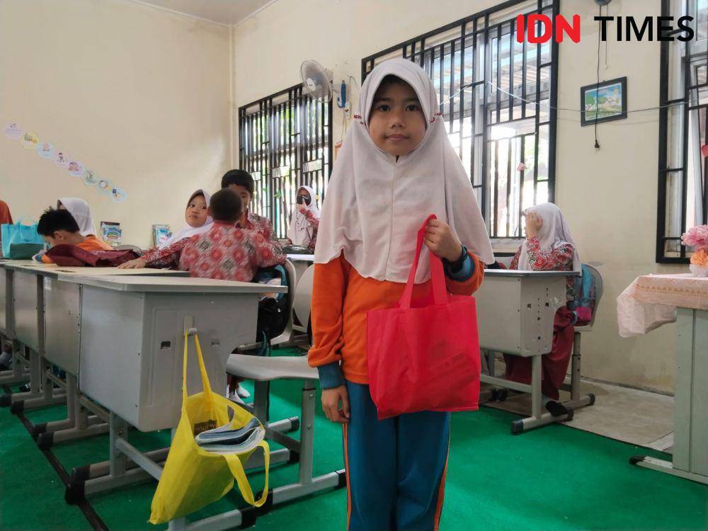 Siswa SD Negeri 25 Palembang menerima menu takjil MBG saat ramadan (IDN Times/Feny Maulia Agustin)