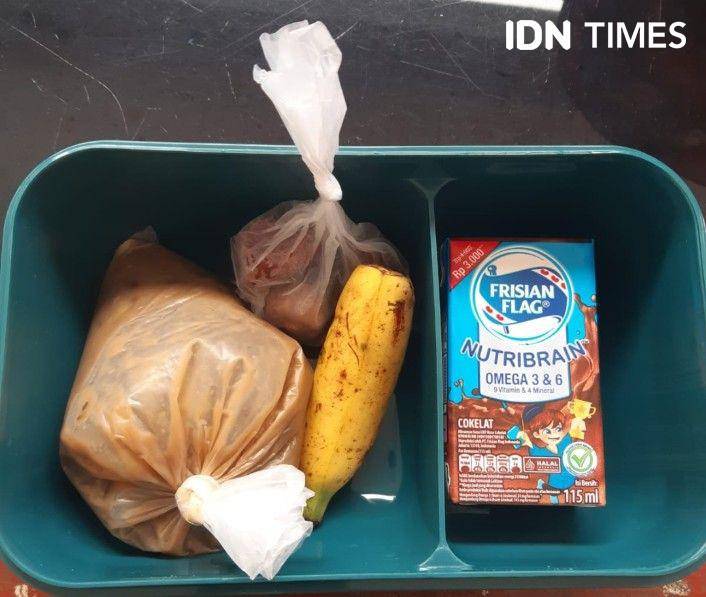 Menu takjil MBG di TK Pembina 5 Palembang (IDN Times/Feny Maulia Agustin)
