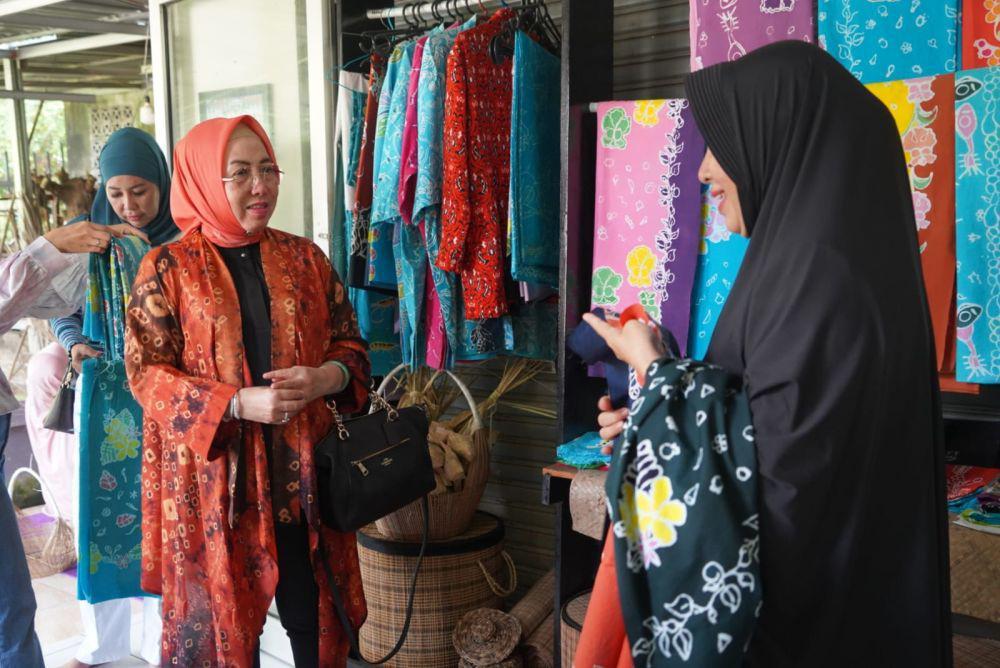 Kerajinan Lidi Nipah UMKM Pangkal Pinang Rintis Pasar Internasional