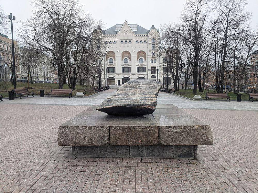 Monumen Solovetsky Stone (commons.wikimedia.org/wiki/Lilotel)