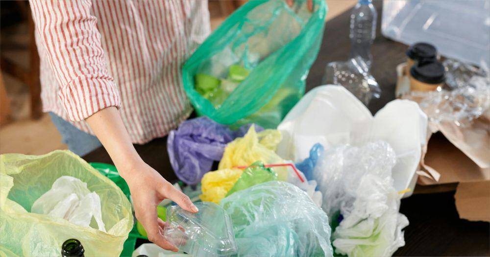 illustrasi orang memilah sampah plastik (pexels.com/Julia M Cameron)