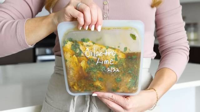 ilustrasi bumbu marinasi cilantro lime chicken (YouTube.com/Downshiftology)