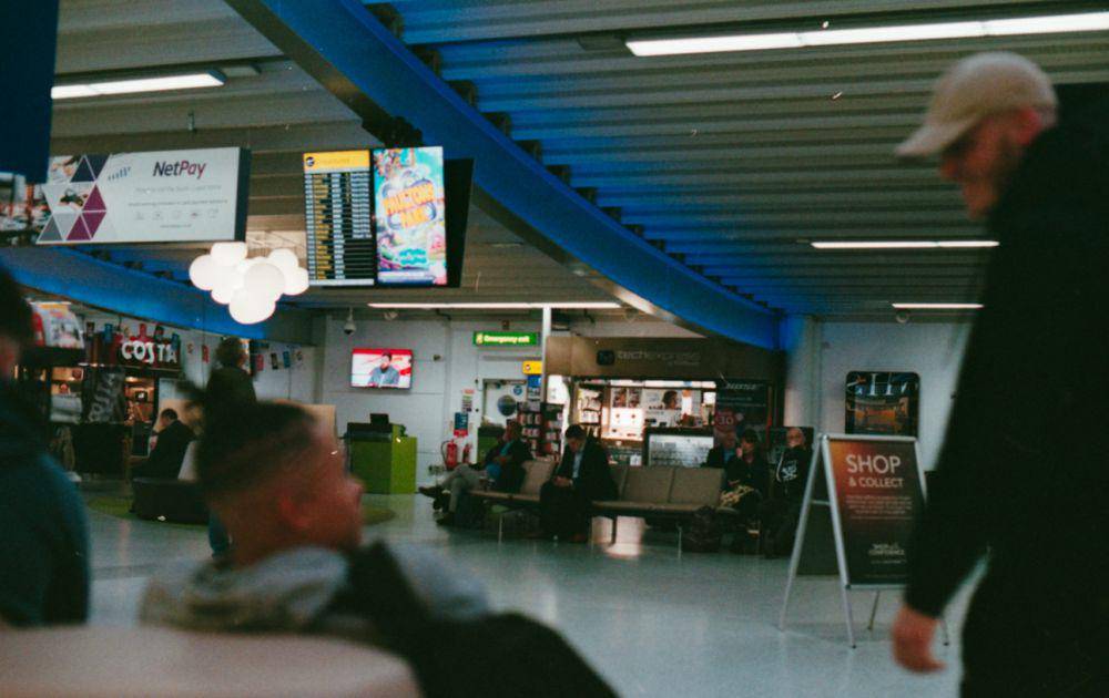 ilustrasi mencari konter maskapai di bandara (unsplash.com/Annie Spratt)