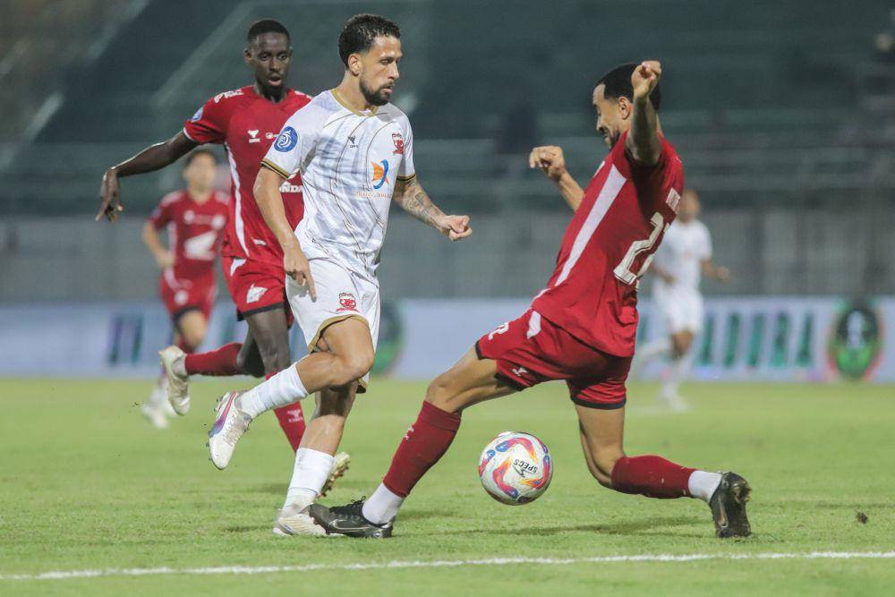 Pemain Madura United Iran Junior (tengah) berusaha melewati adangan oemain PSM Makassar Victor Luiz (kanan) pada pertandingan BRI Liga 1 2024/2025 di Stadion Gelora Bangkalan, Bangkalan, Jawa Timur, Minggu (2/3/2025). ANTARA FOTO/Rizal Hanafi/nym.