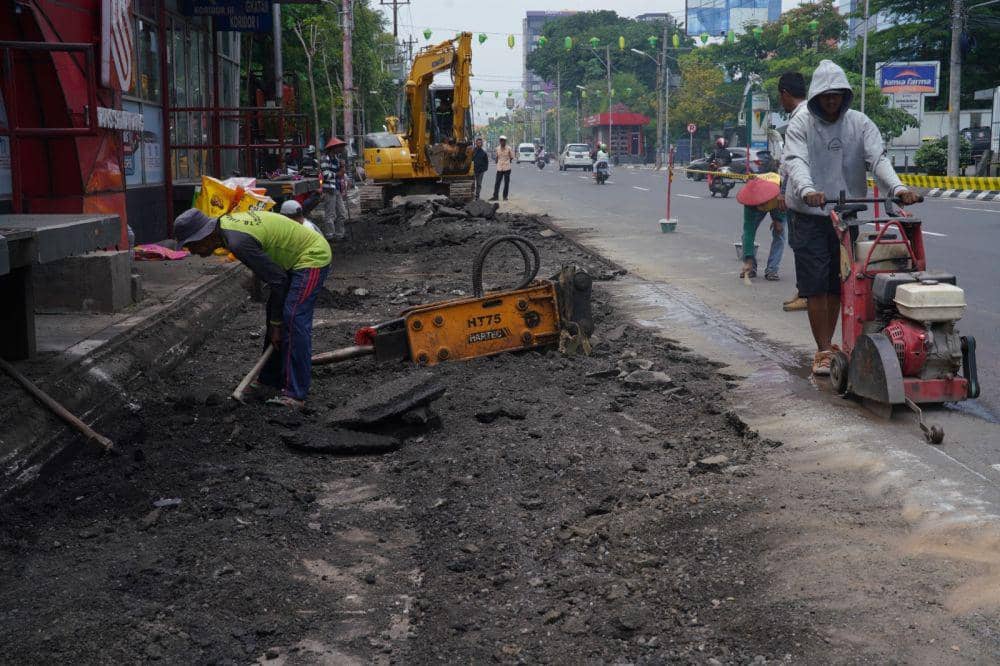 Perbaikan jalan berlubang dan rusak di Kota Semarang. (dok. Pemkot Semarang)