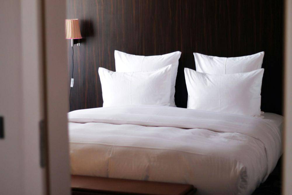 Ilustrasi kasur di hotel (unsplash.com/Dave Photoz)