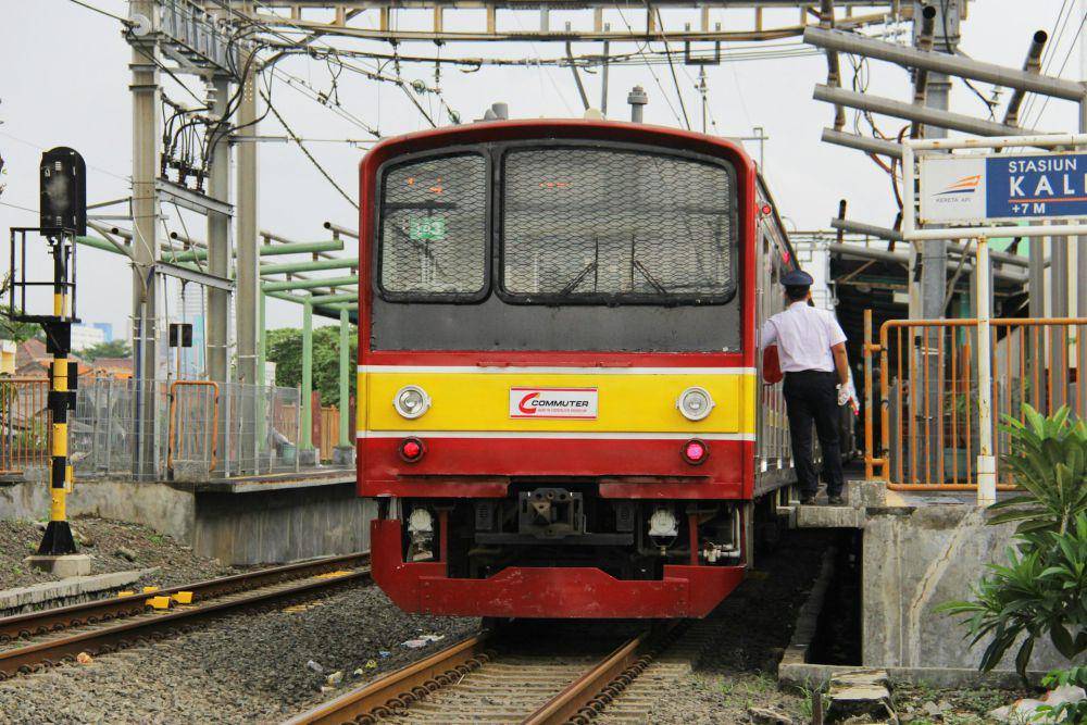 ilustrasi KRL Commuter Line (unsplash.com/Fasyah Halim)