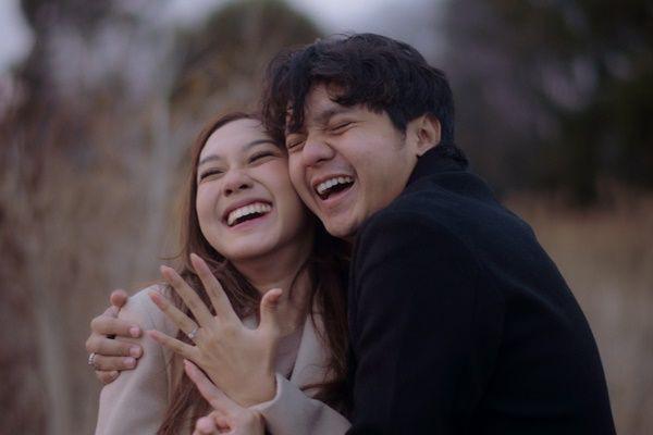 7 Potret Arbani Yasiz Melamar Raissa Ramadhani di Jepang, Romantis