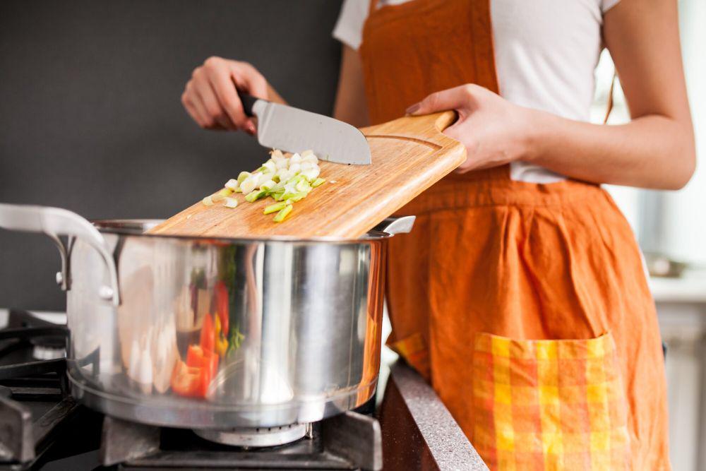 ilustrasi memasak (freepik.com/senivpetro)