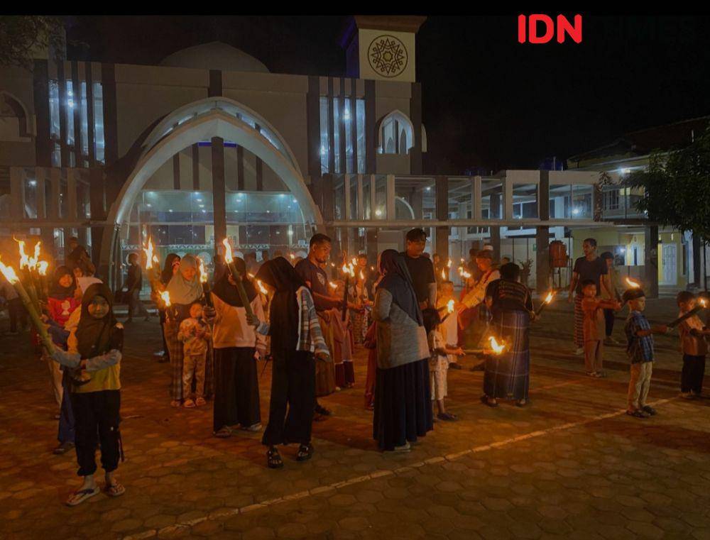 Pawai obor di Masjid Mardhotillah Rajabasa, Bandar Lampung. (IDN Times/Muhaimin)